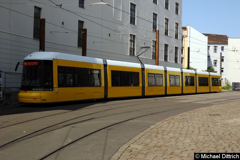 Bild: 8016 als Linie M4 in der Großen Präsidentenstr.
