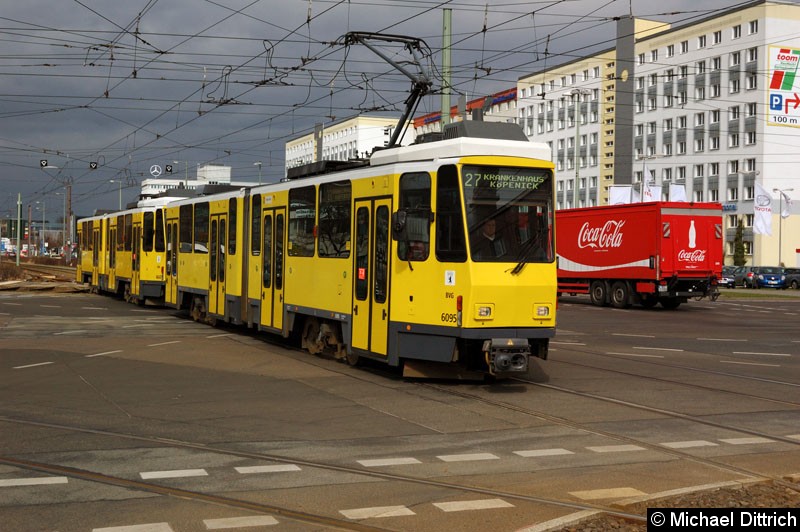 Bild: 6095 und 6043 als Linie 27 auf der Kreuzung Allee der Kosmonauten/Rhinstraße.