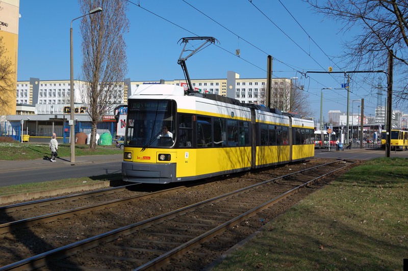 Bild: 1045 als Linie M8 kurz hinter der Haltestelle Alle der Kosmonauten/Rhinstr.