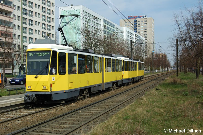 Bild: 7092 als Linie M4 an der Haltestelle Mollstraße/Otto-Braun-Straße.