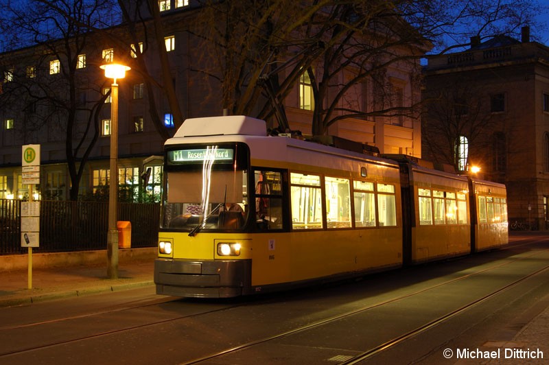 Bild: 1052 als Linie M1 an der Haltestelle Am Kupfergraben.