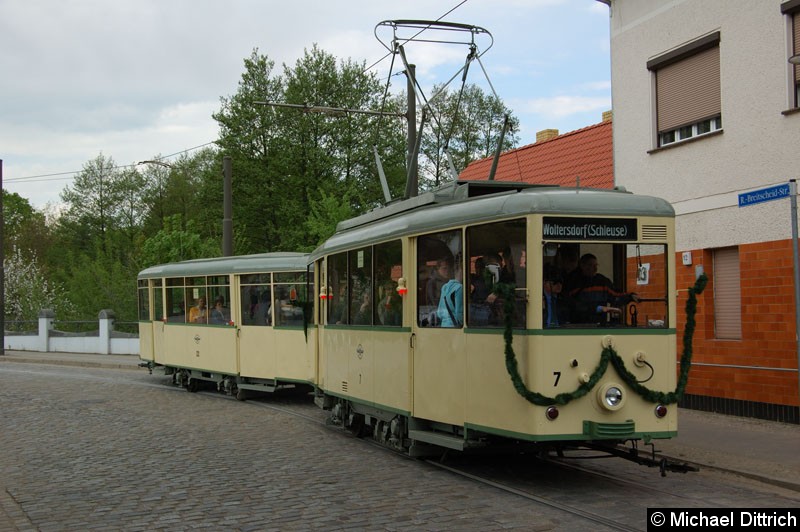 Bild: Ebenfalls zum Einsatz kam der historische Triebwagen 7.
Hier in der Rudolf-Breidscheid-Straße.