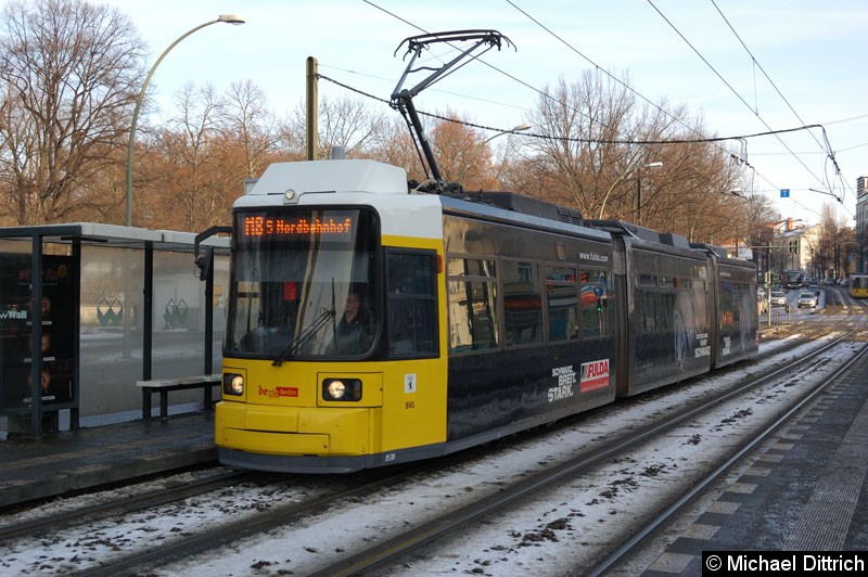 Bild: 1530 als Linie M8 an der Haltestelle Platz der Vereinten Nationen.