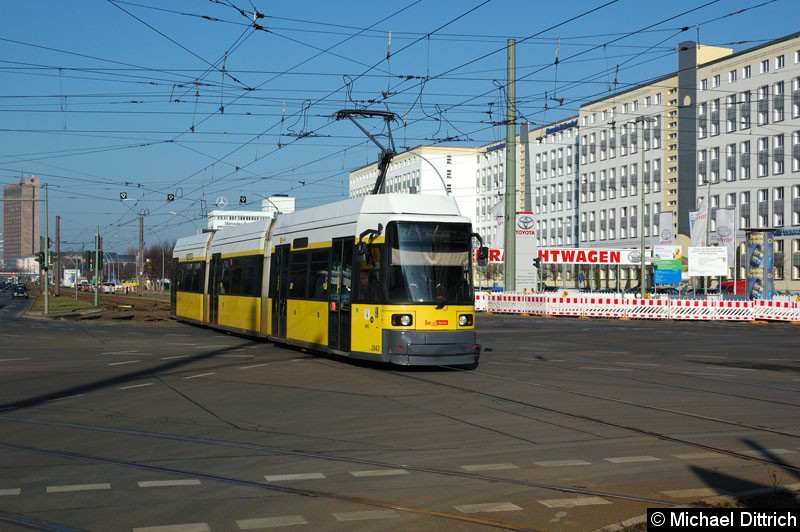 Bild: 2042 als Linie 27 auf der Kreuzung Allee der Kosmonauten/Rhinstr.