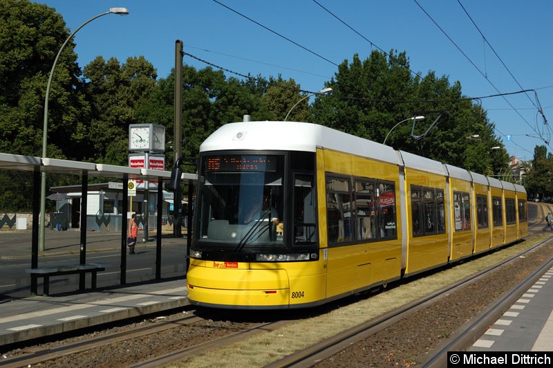 Bild: 8004 als Linie M5 an der Haltestelle Platz der Vereinten Nationen.