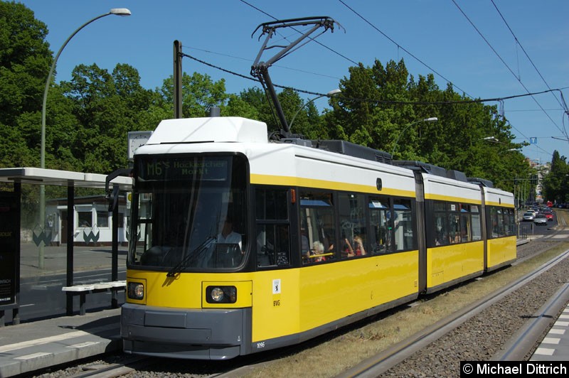 Bild: 1096 als Linie M6 an der Haltestelle Platz der Vereinten Nationen.