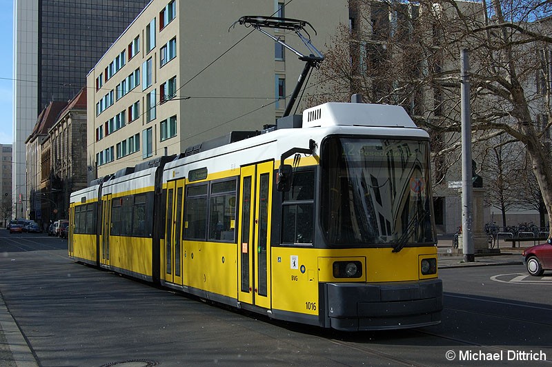 Bild: 1016 als Linie 12 an der Haltestelle Am Kupfergraben.