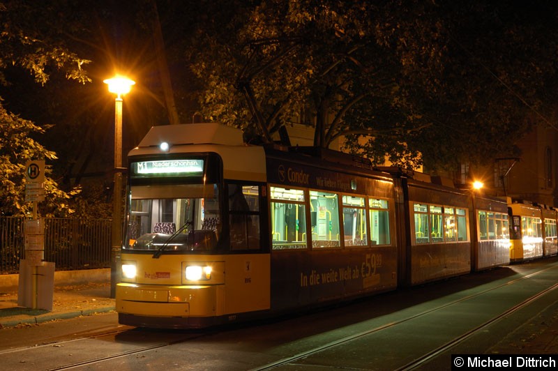 Bild: 1077 als Linie M1 an der Haltestelle Am Kupfergraben.