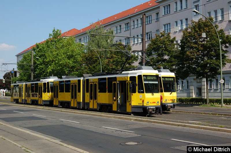 Bild: 6049 + 6057 als Linie M4 in der Wendestelle Kniprodestr.