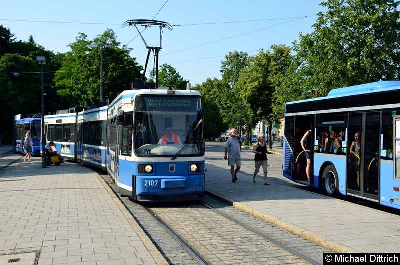 Bild: Einfahrt des Gespanns in die Haltestelle die eigentlich für die Linie 28 vorgesehen ist.