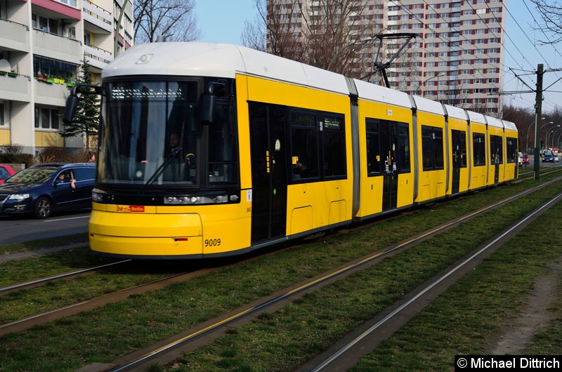 Bild: 9009 als Linie M8 kurz vor der Haltestelle Büschingstr.