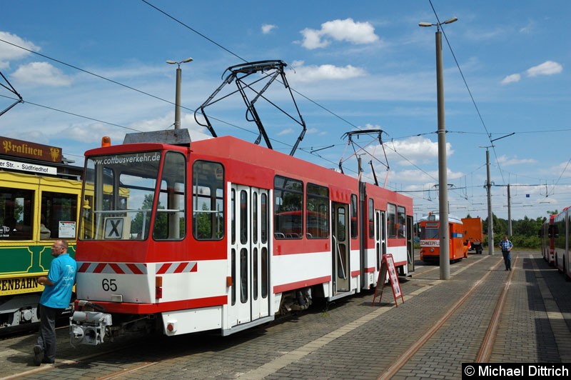 Bild: Wagen 65 mit Bügel zum Schmieren der Fahrleitung auf dem Betriebshof.
Damit der Wagen nicht rückwärts wegrollt, hat sich ein Mitarbeiter gegen den Wagen gelehnt. :D