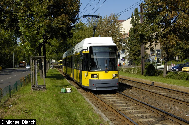 Bild: 2040 als Linie M10 vor der Haltestelle Landsberger Allee/Petersburger Straße.