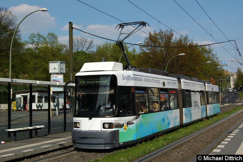 Bild: 1104 als Linie M6 an der Haltestelle Platz der Vereinten Nationen.