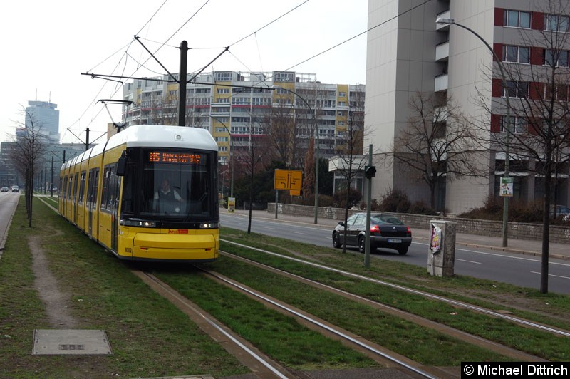 Bild: 8002 als Linie M2 vor der Haltestelle Platz der Vereinten Nationen.