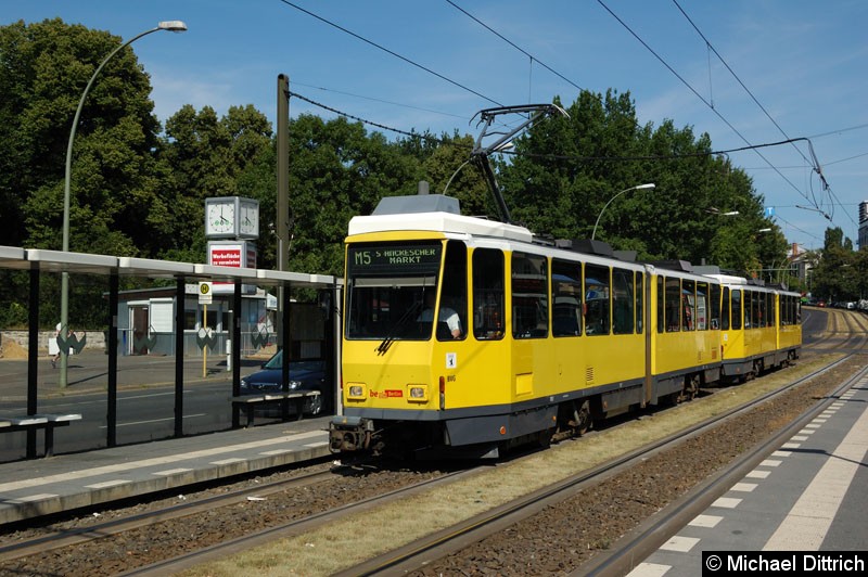 Bild: 7057 mit 7087 als Linie M5 an der Haltestelle Platz der Vereinten Nationen.