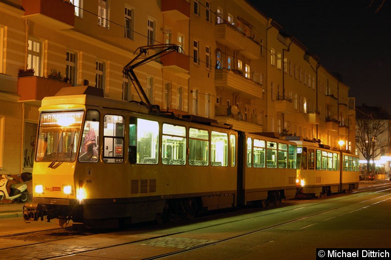 Bild: 6062 + 6051 als Linie M8 in der Gudrunstr.