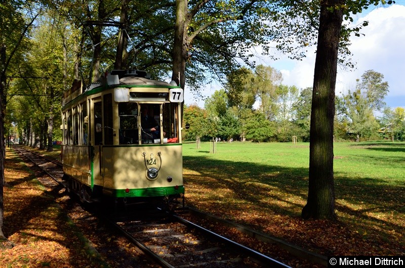 Wagen 124 auf dem Rückweg zur Hartstraße in der Herrenkrugstraße, kurz vor dem Bahnhof Herrenkrug.