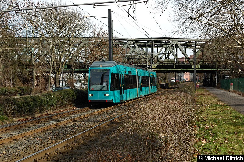 Bild: 020 als Linie 21 zwischen den Haltestellen Universitätsklinikum und Heinrich-Hoffmann-Str./Blutspendedienst.