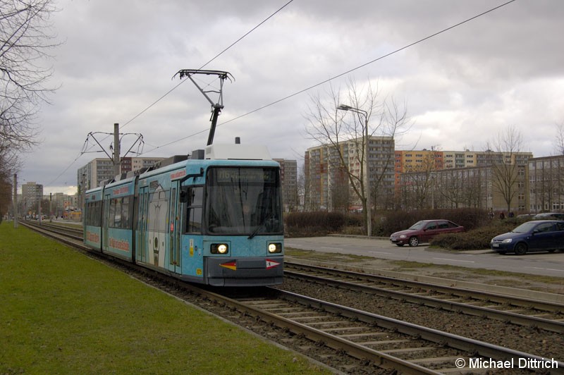 Bild: 1075 als Linie M6 hinter der Haltestelle Marzahner Prommenade.