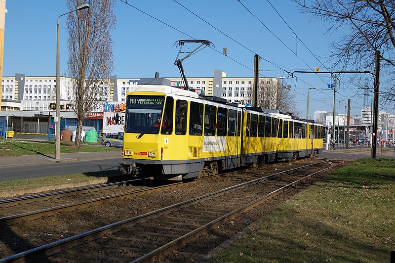 6157 als Linie M8 kurz hinter der Haltestelle Alle der Kosmonauten/Rhinstr.