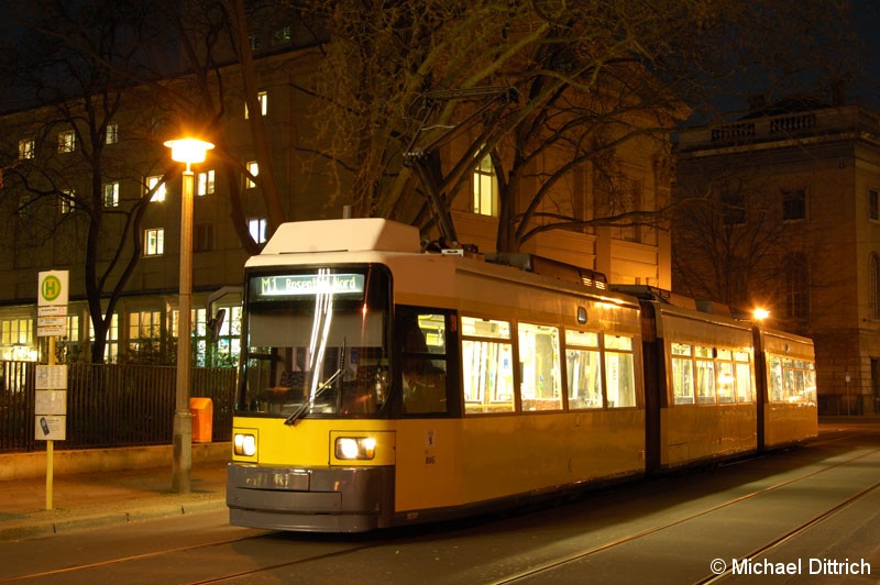 Bild: 1030 als Linie M1 an der Haltestelle Am Kupfergraben.