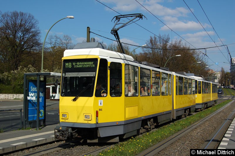 Bild: 6143 als Linie M8 an der Haltestelle Platz der Vereinten Nationen.