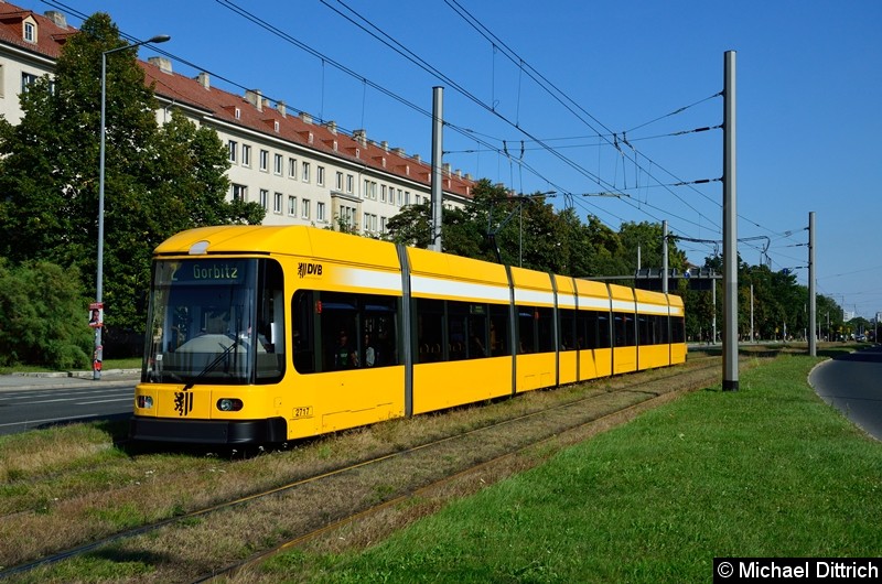 2717 als Linie 2 in der Grunaer Straße zwischen den Haltestellen Deutsches Hygiene-Museum und Pirnaischer Platz.