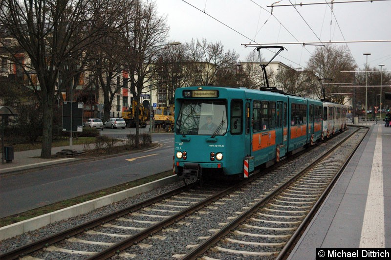 Bild: 721 und ein weiterer Wagen als Linie U5 an der Haltestelle Gießener Str.