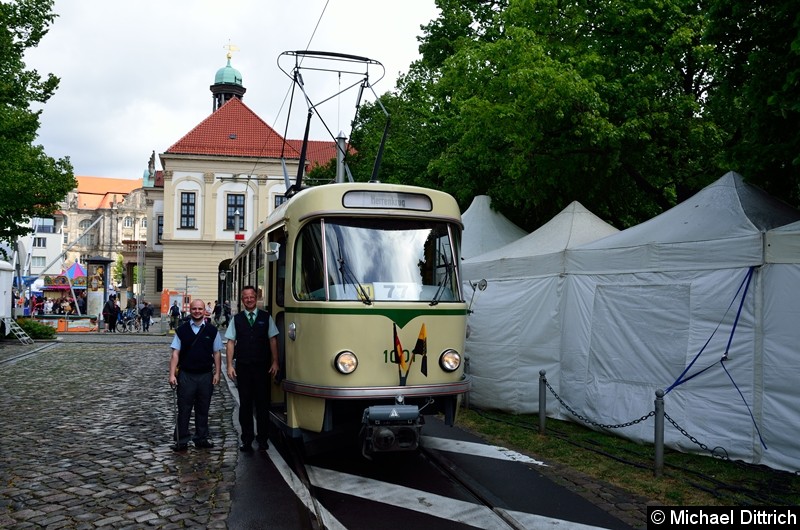 Bild: Das Fahrpersonal des 1001 präsentiert sich vor dem historischen Wagen.