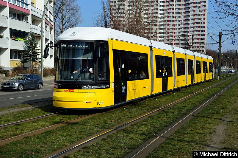 Bild: 9018 als Linie M5 kurz vor der Haltestelle Büschingstr.