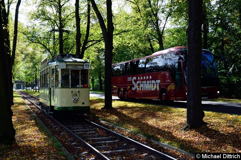 Bild: Hier ist der Wagen 124 auf dem Weg zum Herrenkrug. Der auf dem Bild zu sehende Reisebus fuhr neben dem Wagen her.