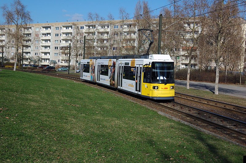 Bild: 1015 als Linie M8 kurz vor der Haltestelle Barnimplatz.