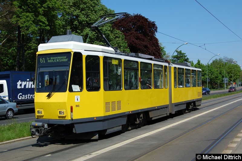 Bild: 6091 als Linie 61 vor der Haltestelle Bahnhofsstraße/Lindenstraße.