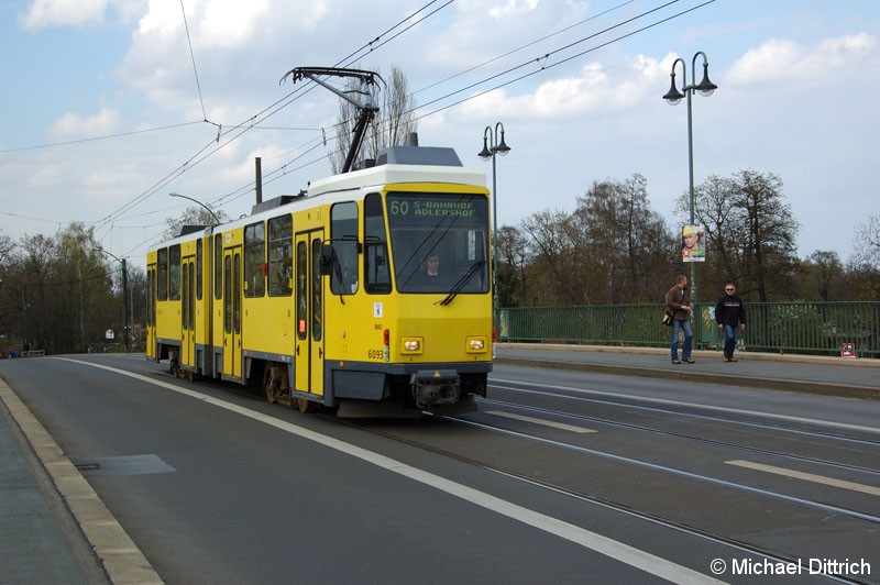 Bild: 6093 als Linie 60 auf der Dammbrücke.