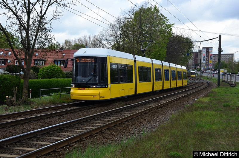 Bild: 8022 als Linie 16 zwischen den Haltestellen Landsberger Allee/Rhinstr. und Dingelstädter Str.