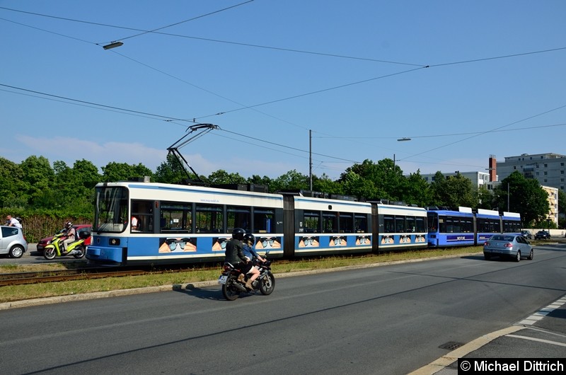 Bild: In Berlin etwas völlig normales, in München schon fast eine Sensation: Eine Doppeltraktion R2.2 (in Berlin als GT6 bezeichnet) erreicht die Wendeschleife U Scheidtplatz.