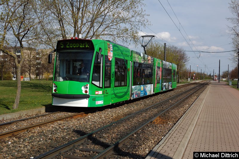 Bild: Combino 632 als Linie 5 zwischen den Haltestellen August-Frölich-Str. und Roter Berg.