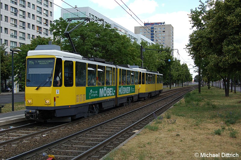 Bild: 6034 als Linie M4 an der Haltestelle Mollstraße/Otto-Braun-Straße.