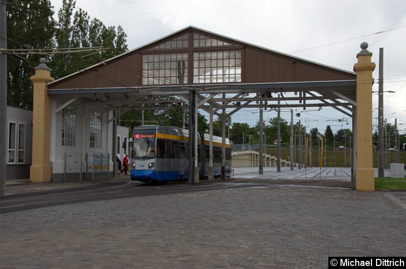 1328 verlässt nach einer Presseveranstaltung den gerade übergebenen Betriebshof Dölitz.