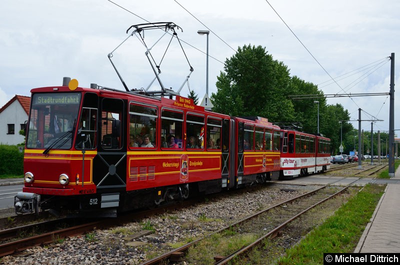 Bild: Auf der Stadtrundfahrt werden nun unter anderem die KT4D 512 und 520 eingesetzt.
Hier auf der Betriebsstrecke in der Marie-Elise-Kayser-Str.