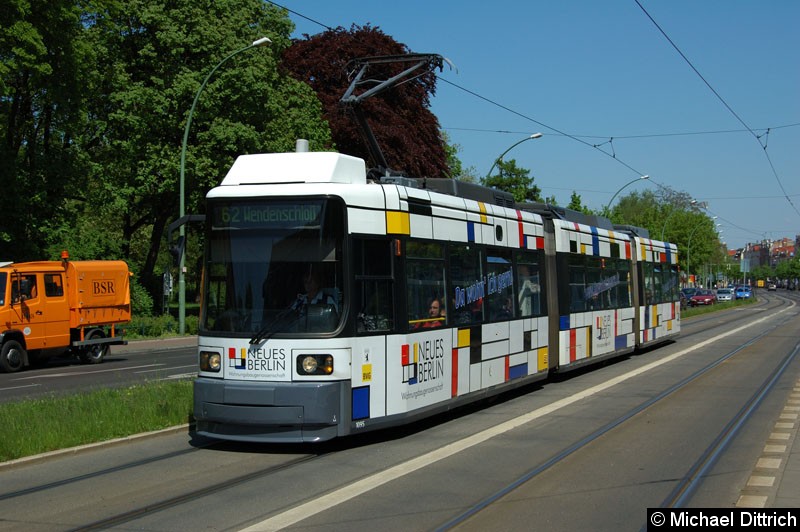 Bild: 1095 als Linie 62 vor der Haltestelle Bahnhofsstraße/Lindenstraße.