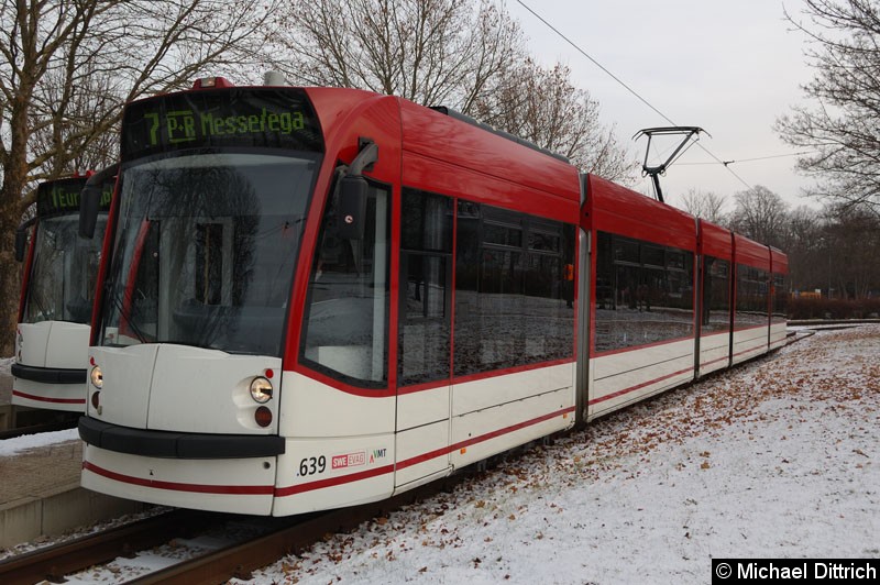Bild: Combino 639 als Linie 7 an der Haltestelle Thüringenhalle.