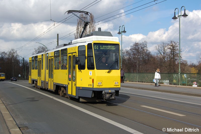Bild: 6118 als Linie 61 auf der Dammbrücke.