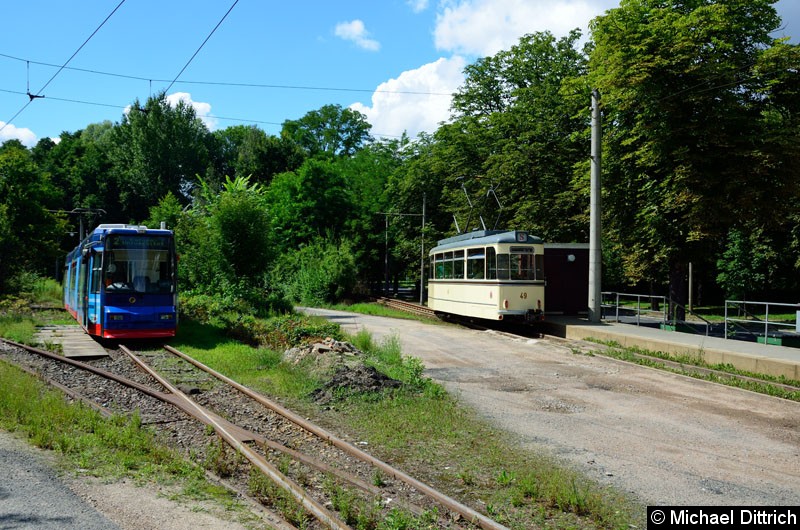 Bild: Wagen 49 hat die Ankunftshaltestelle verlassen. Links im Bild der Wagen 302 als Linie 2.