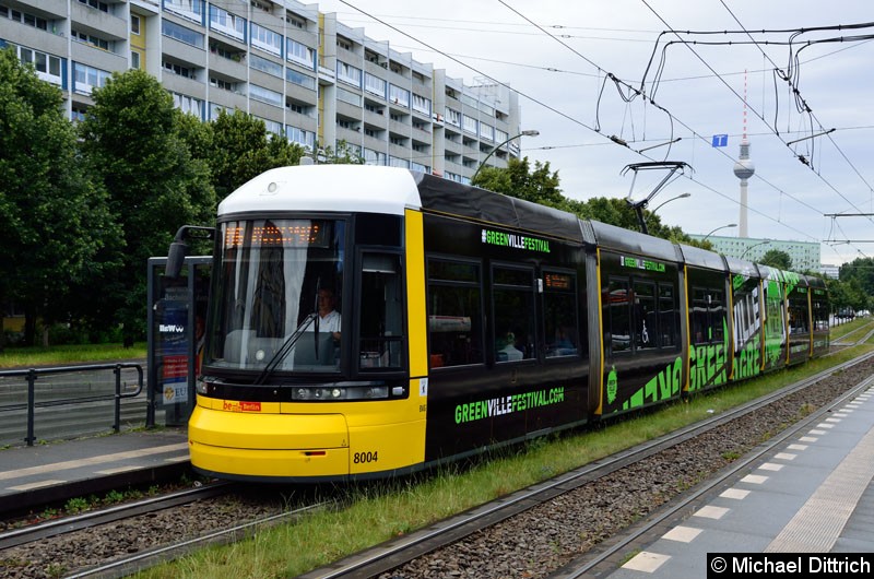 Bild: 8004 als Linie M6 an der Haltestelle Platz der Vereinten Nationen.