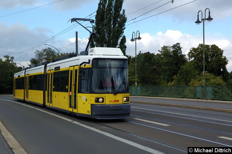 Bild: 1102 als Linie 68 auf der Dammbrücke.