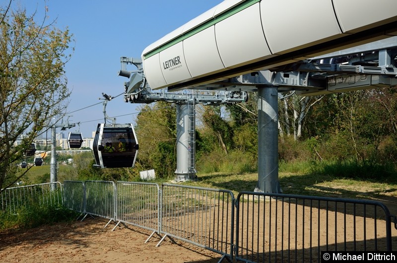 Bild: Eine Kabine kommt an der Bergstation an.