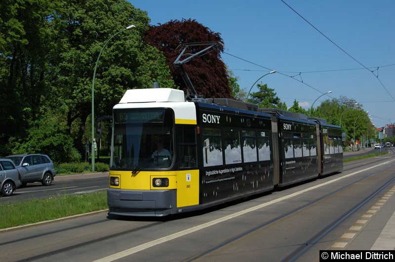 Bild: 1101 als Linie 63 vor der Haltestelle Bahnhofsstraße/Lindenstraße.