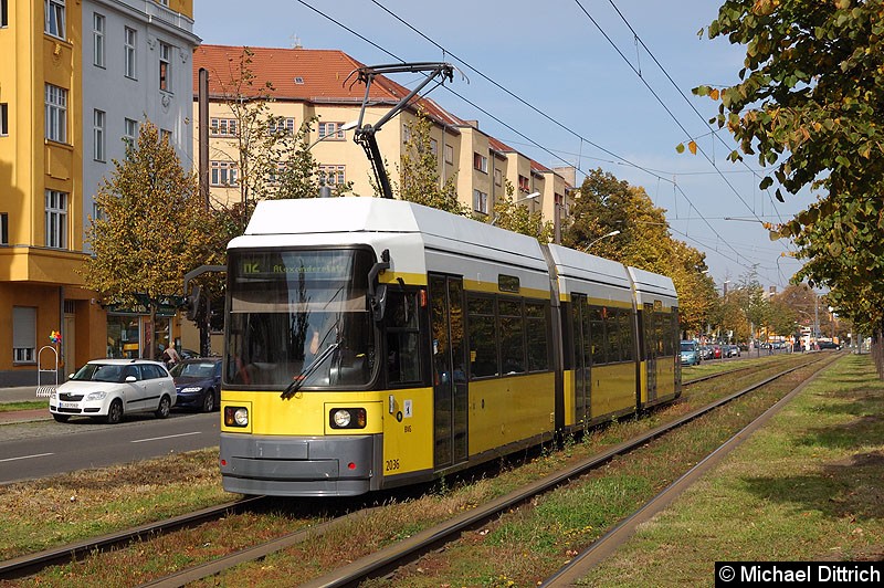 Bild: 2036 als Linie M2 kurz vor der Haltestelle Erich-Weinert-Straße.